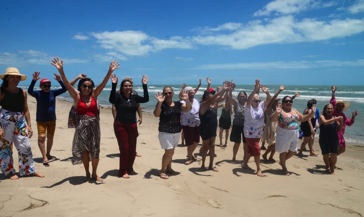 Prefeitura de Mossoró promove dia de lazer com idosos no litoral