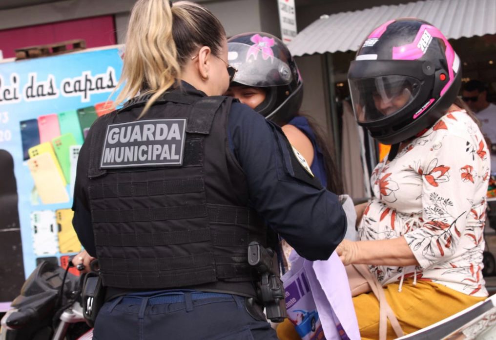 Prefeitura realiza blitz educativa em homenagem ao Dia Internacional da Mulher