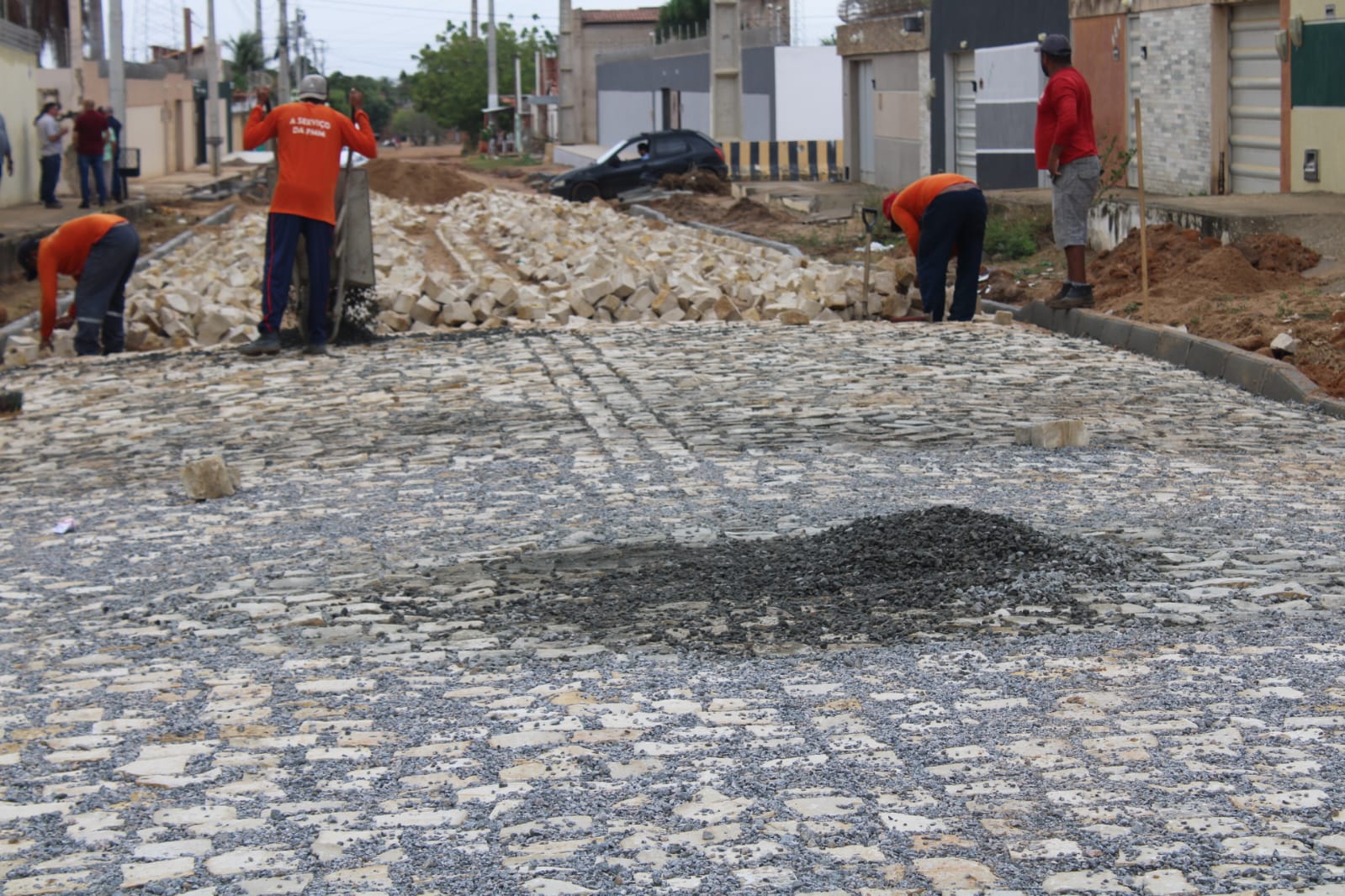 Pavimentação da rua Francisco das Chagas do Carmo está em ritmo avançado