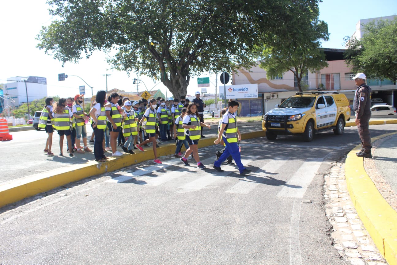 Alunos da Escola Municipal Monsenhor Mota participam de blitz educativa