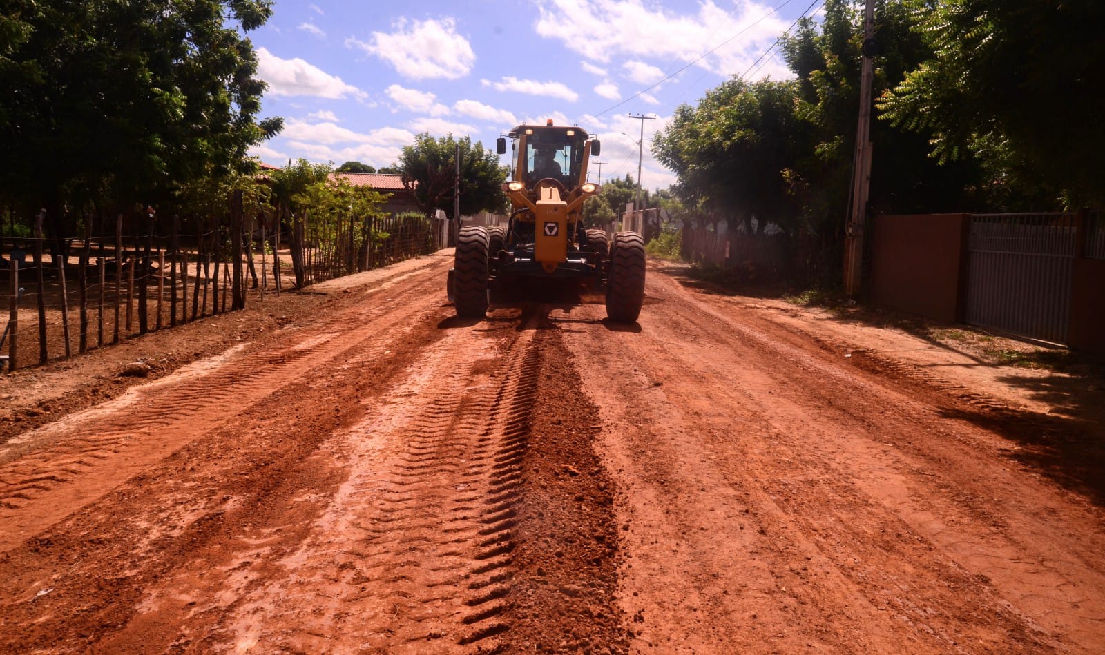 Serviço de terraplenagem chega à comunidade Fazenda Nova Esperança