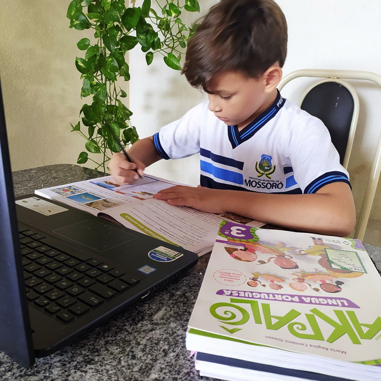 Pais de alunos, professores e gestores destacam avanços nas estratégias de aulas remotas das escolas municipais e UEIs