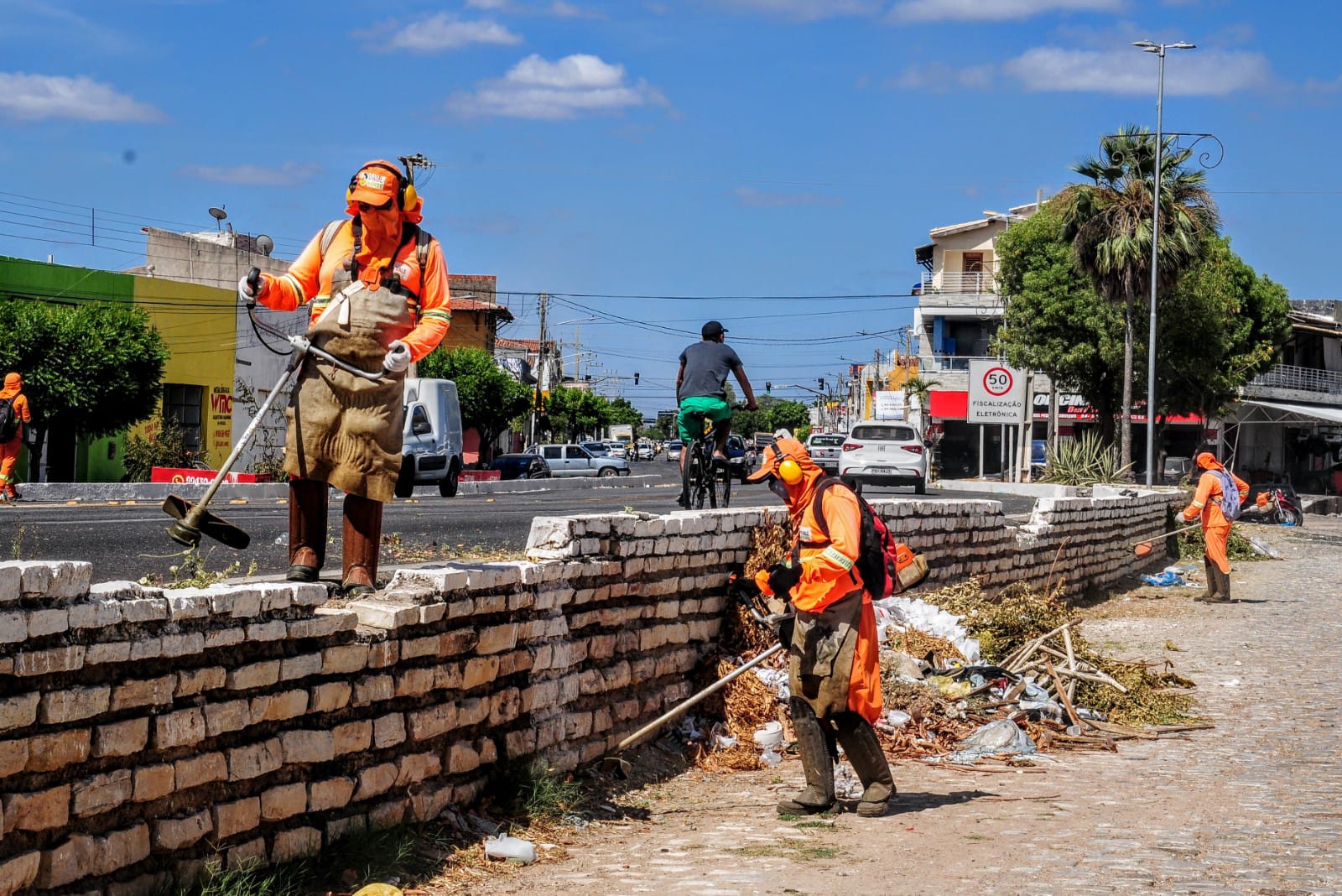 Serviços de limpeza urbana contemplam avenida Felipe Camarão