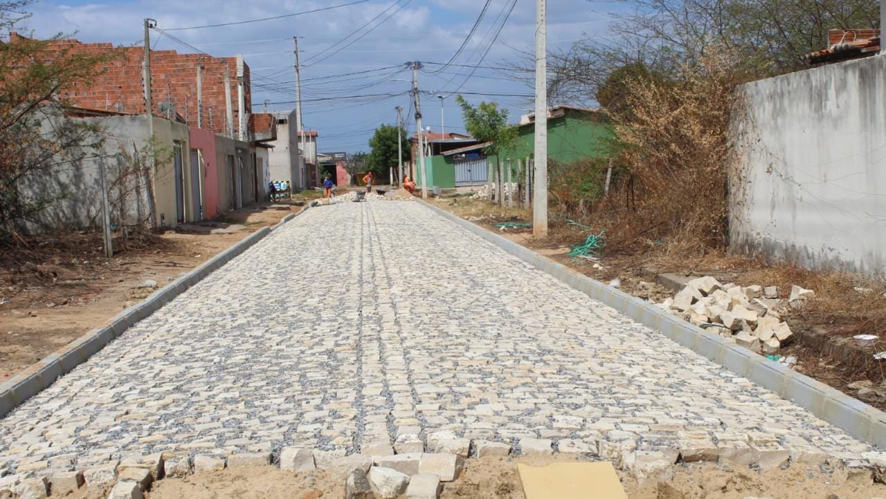 Prefeitura de Mossoró pavimenta ruas no conjunto Abolição IV