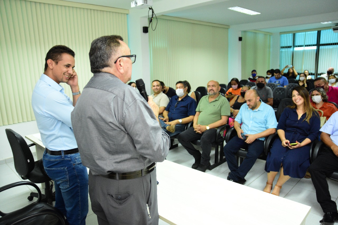 Prefeitura de Mossoró faz entrega de portarias de aposentadorias e pensões a servidores municipais