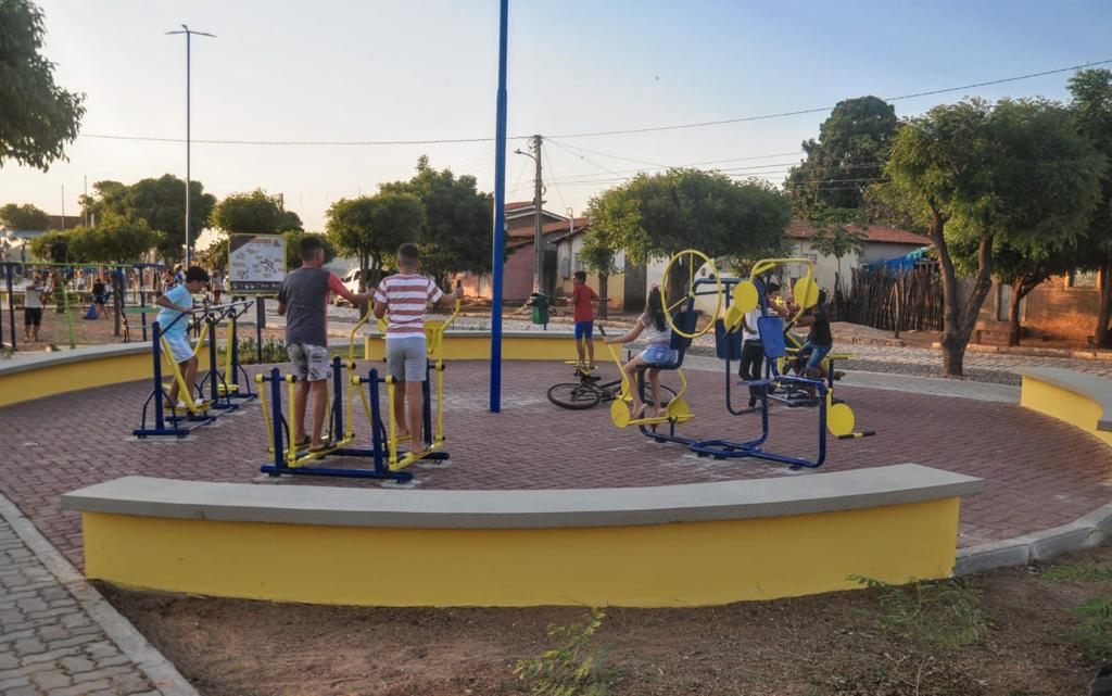 Moradores do bairro Bom Jesus ganham nova praça e quadra esportiva