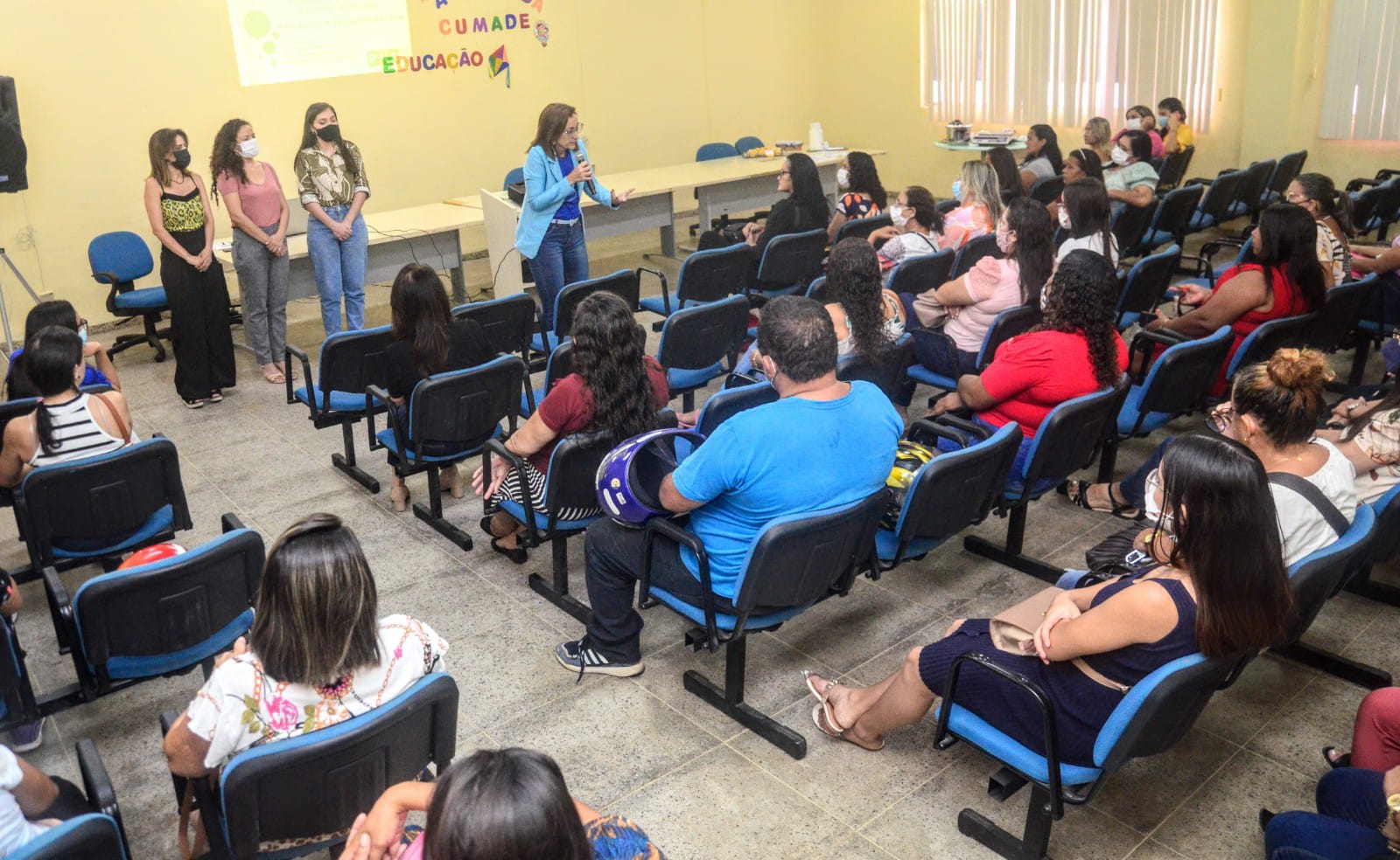 Manipuladores de alimentos da Rede Municipal de Ensino passam por capacitação