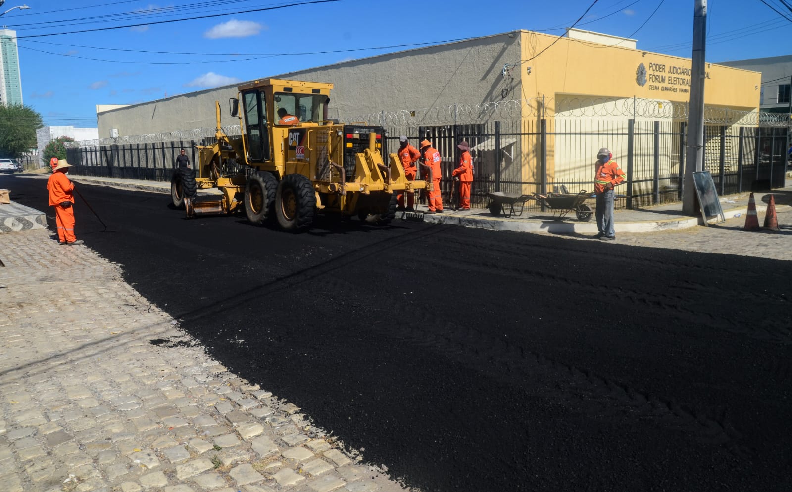 “Mossoró Realiza” – Prefeitura inicia obra de asfalto na rua Monsenhor Júlio Bezerra - Abolição II