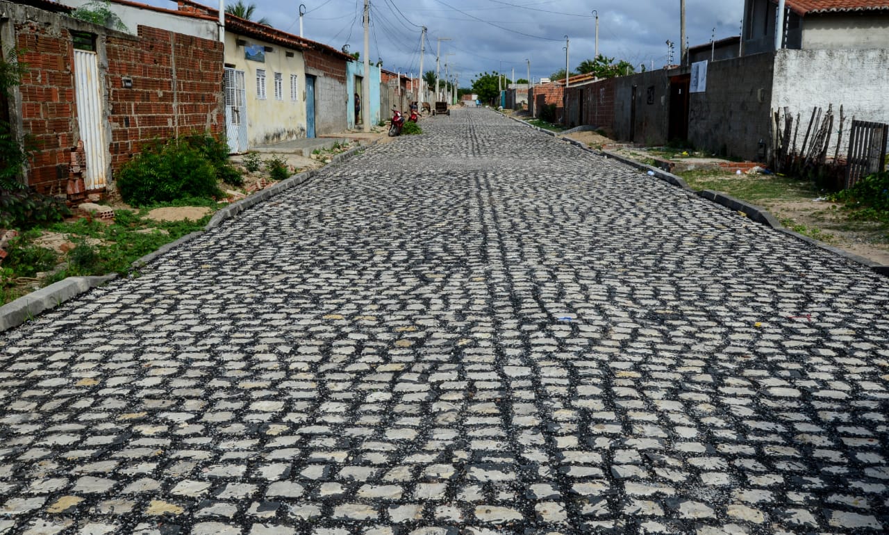 Calçamento da rua Professora Maria Amélia, no Conjunto Novo, está em fase de conclusão