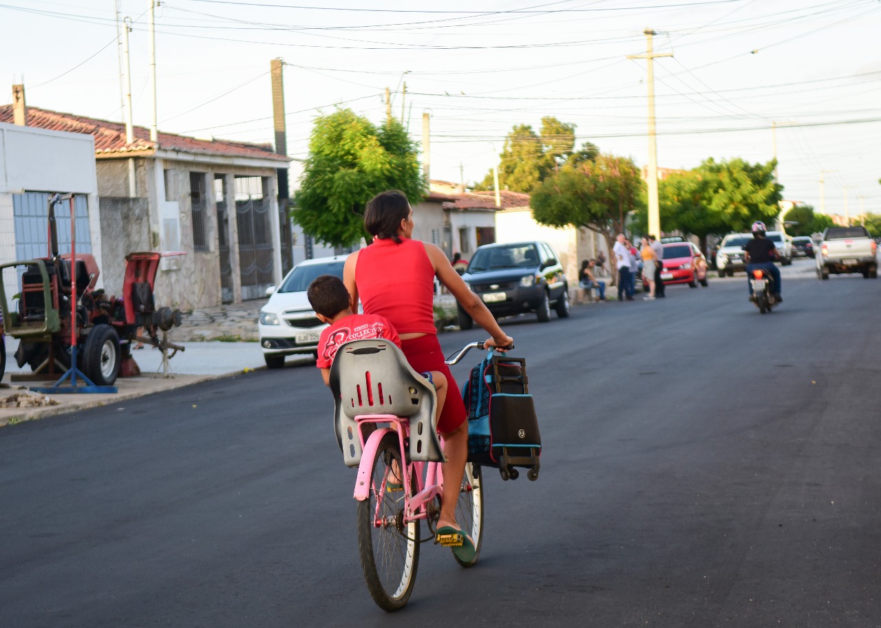 Moradores comemoram entrega de via asfaltada no bairro Barrocas