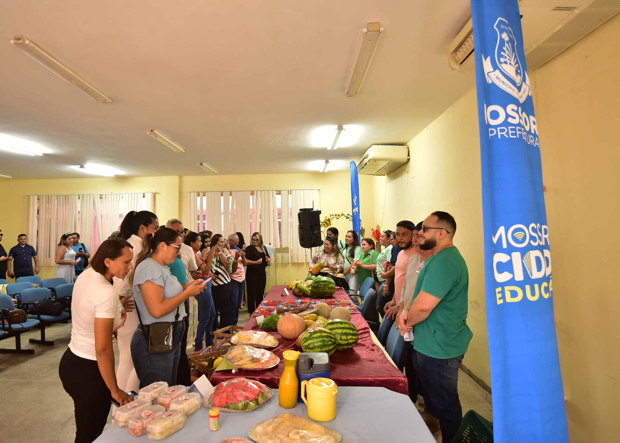 Agricultores apresentam amostras de alimentos que serão destinados à merenda escolar