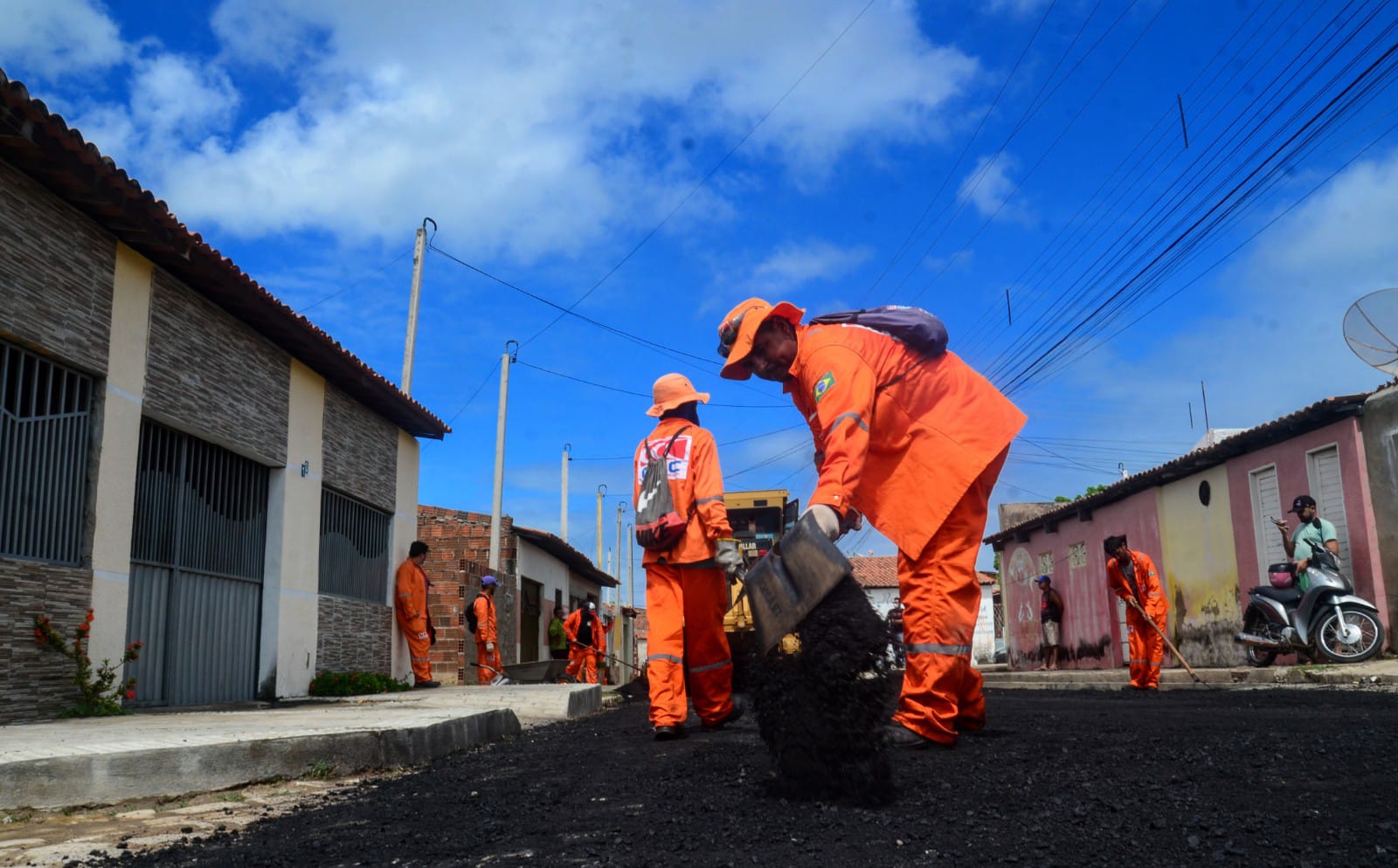 Bairro Dom Jaime Câmara é contemplado com obras de pavimentação asfáltica