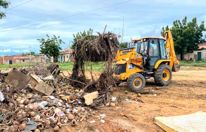 Programa “Mossoró Limpa” realiza limpeza no conjunto Parque das Rosas