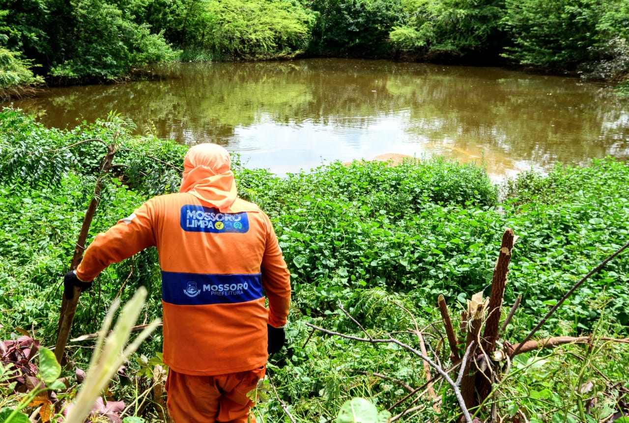 Prefeitura realiza limpeza na lagoa de captação do conjunto Jardim das Palmeiras