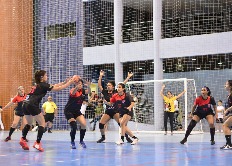 Handebol é responsável pelas primeiras emoções da edição inaugural do CEM