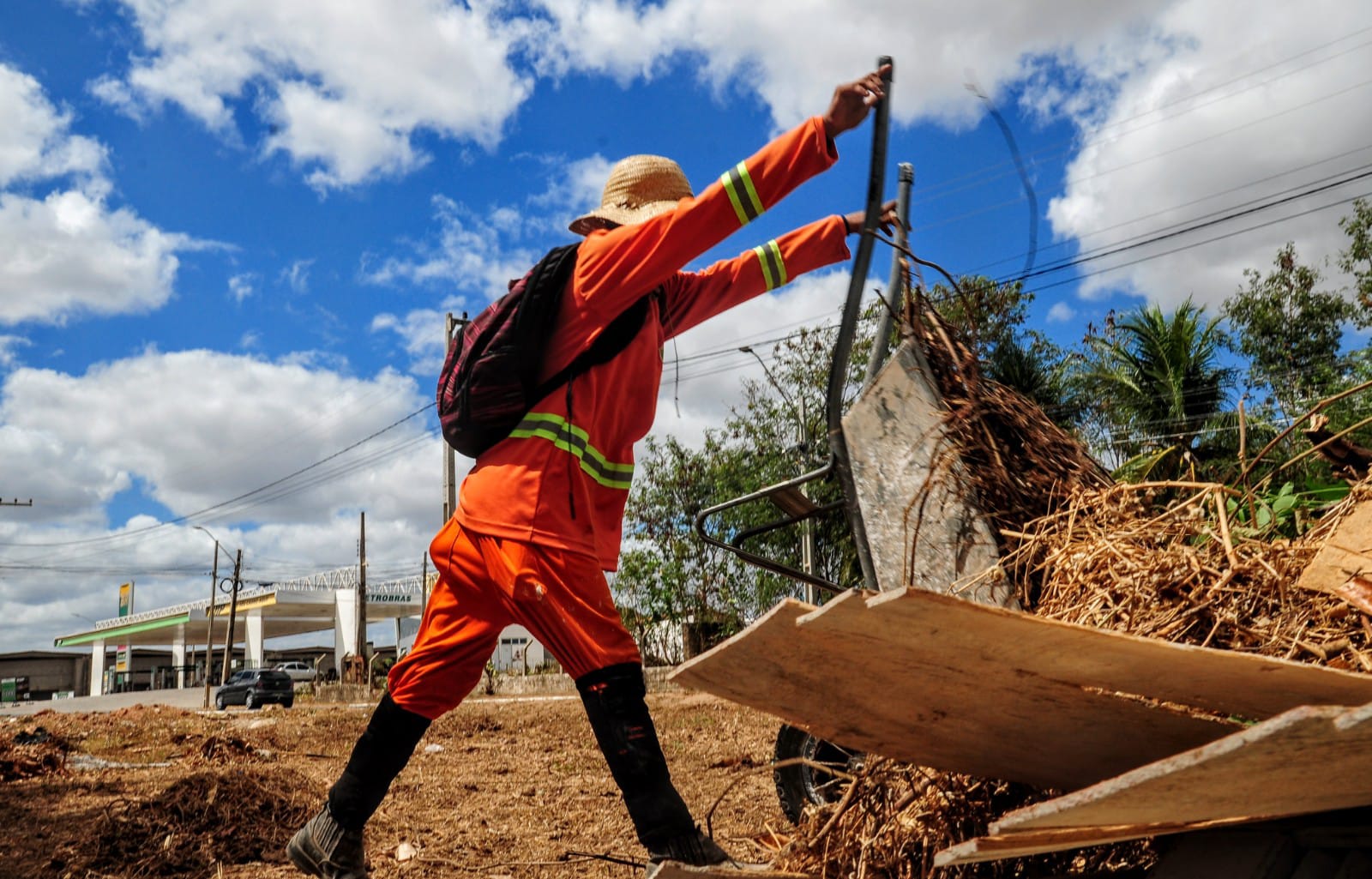 Equipes de limpeza urbana do município promovem serviços no bairro Liberdade