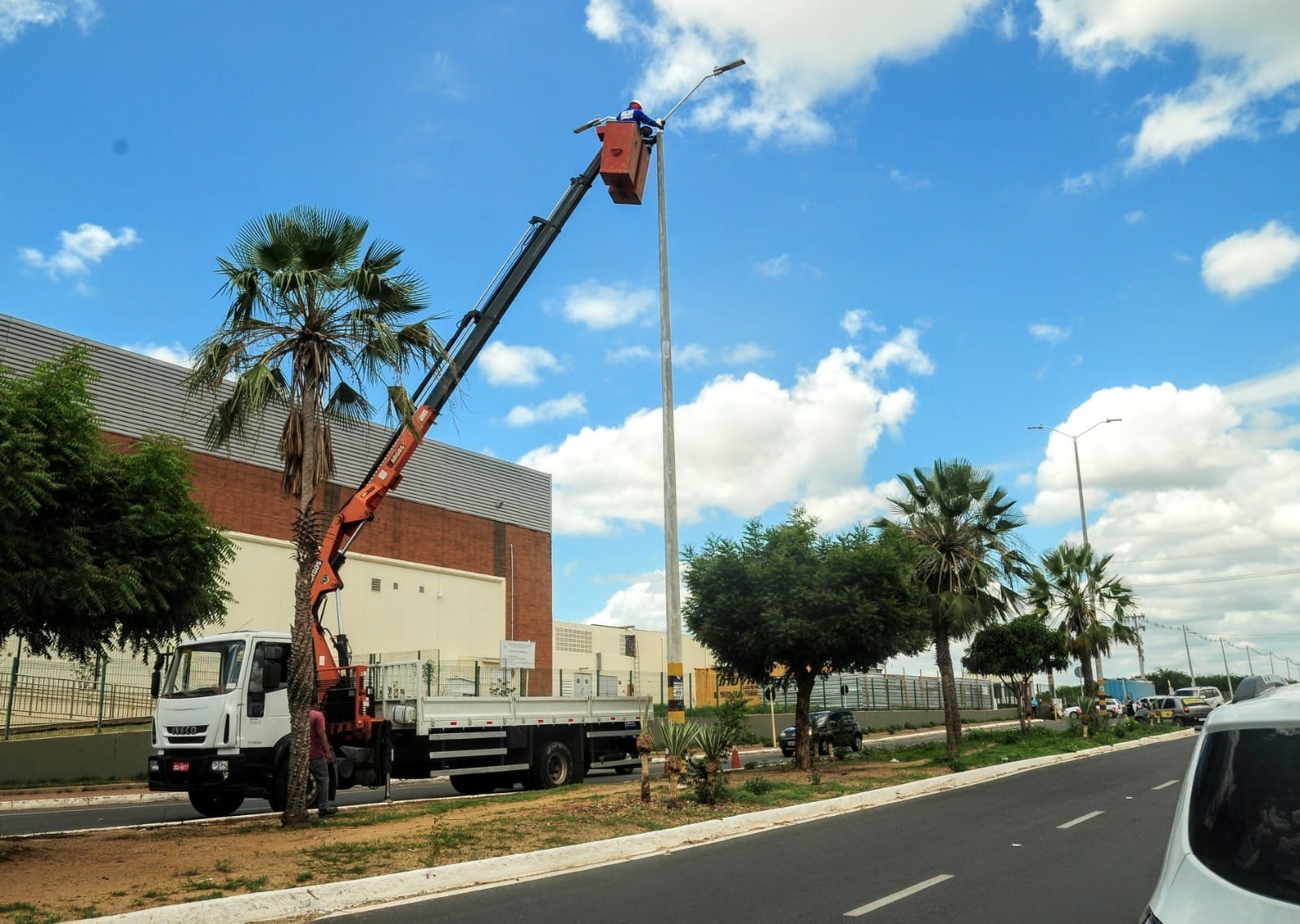 Lâmpadas de LED garantem mais luminosidade na avenida João da Escóssia