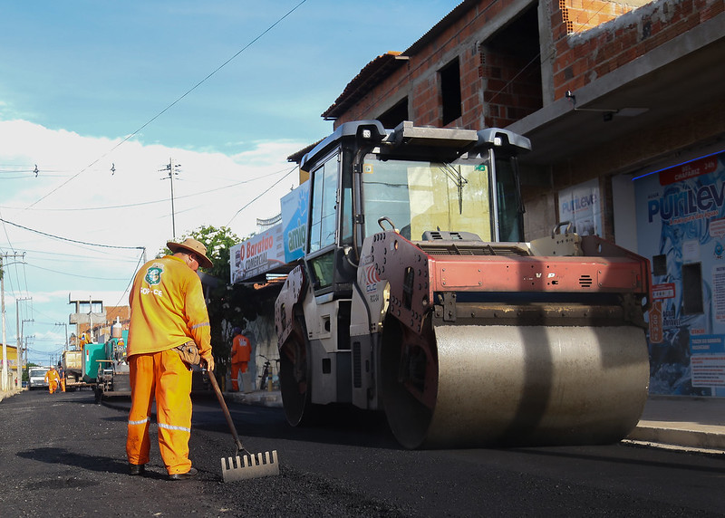 Ruas e avenidas do bairro Santo Antônio recebem pavimentação asfáltica