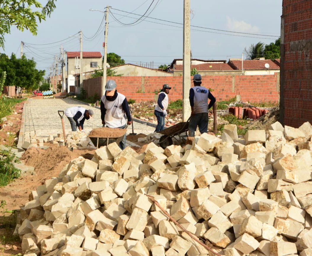 Moradores comemoram avanço em obras de pavimentação no bairro Aeroporto