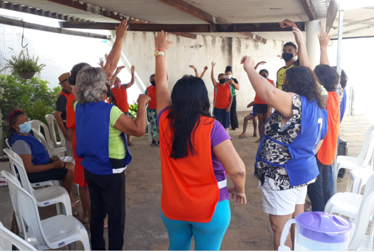 Idosos participam de aula de capoterapia na Casa da Nossa Gente