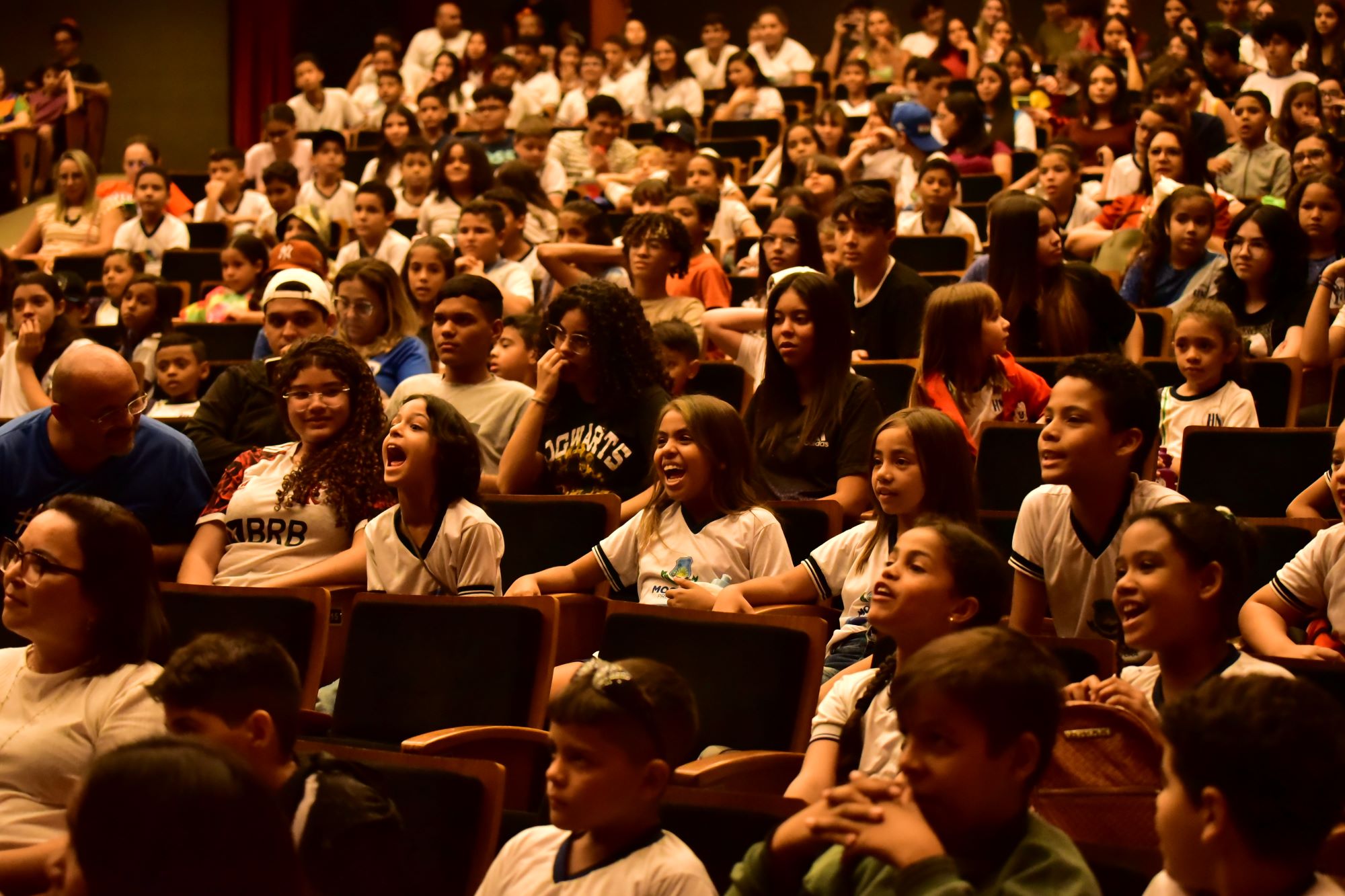 Alunos da Rede Municipal de Ensino prestigiam espetáculo “O Torto Andar do Outro”