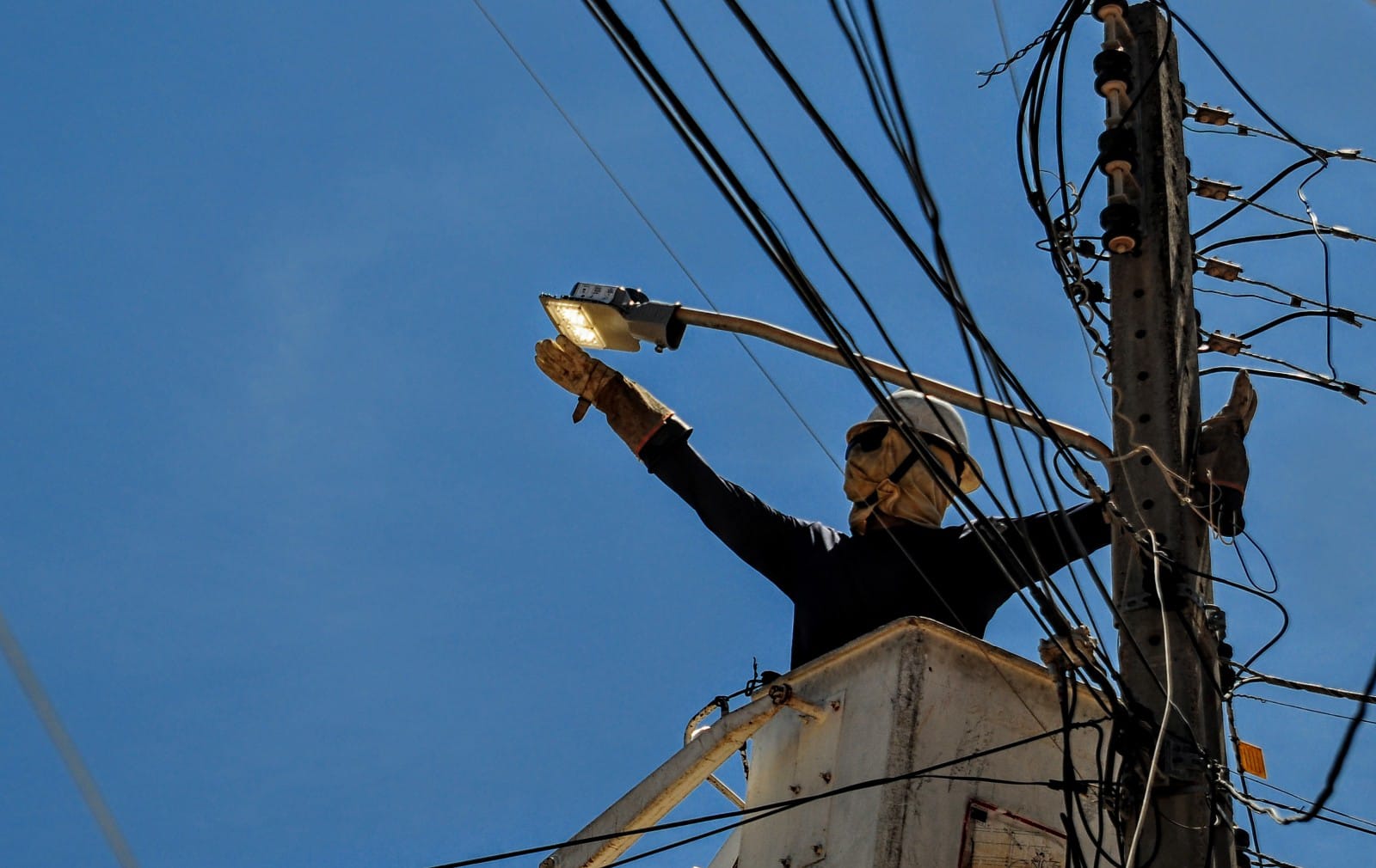 “Mossoró Iluminada” leva tecnologia das luminárias de LED para ruas do Abolição  IV