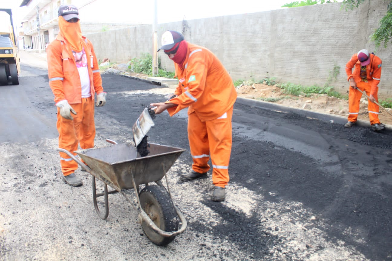 Obras do “Asfalto no Bairro” são realizadas no conjunto Santa Delmira