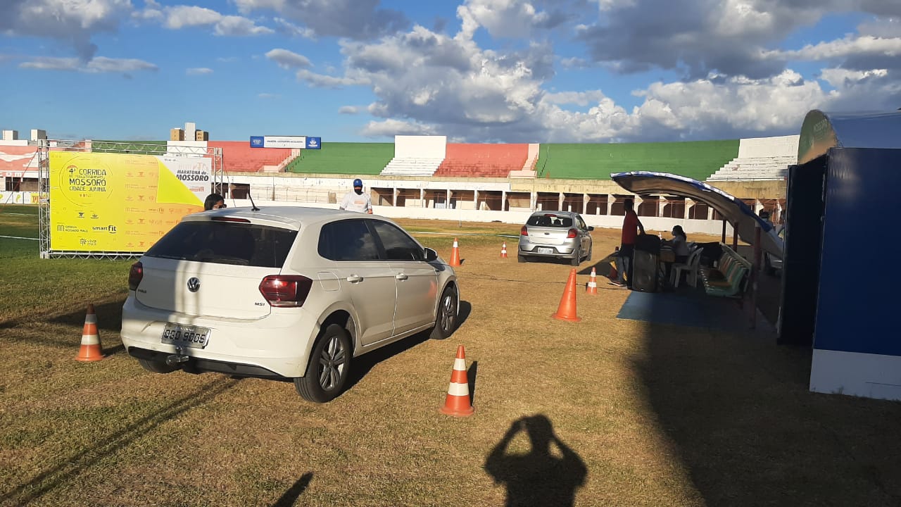 Participantes da Corrida Mossoró Cidade Junina recebem medalhas em sistema de Drive Thru no Nogueirão