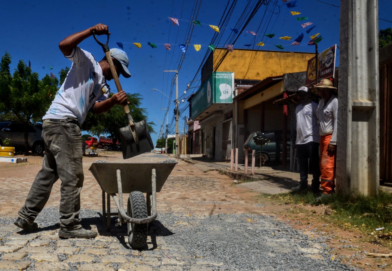 Operação tapa-buracos avança em ruas do bairro Costa e Silva