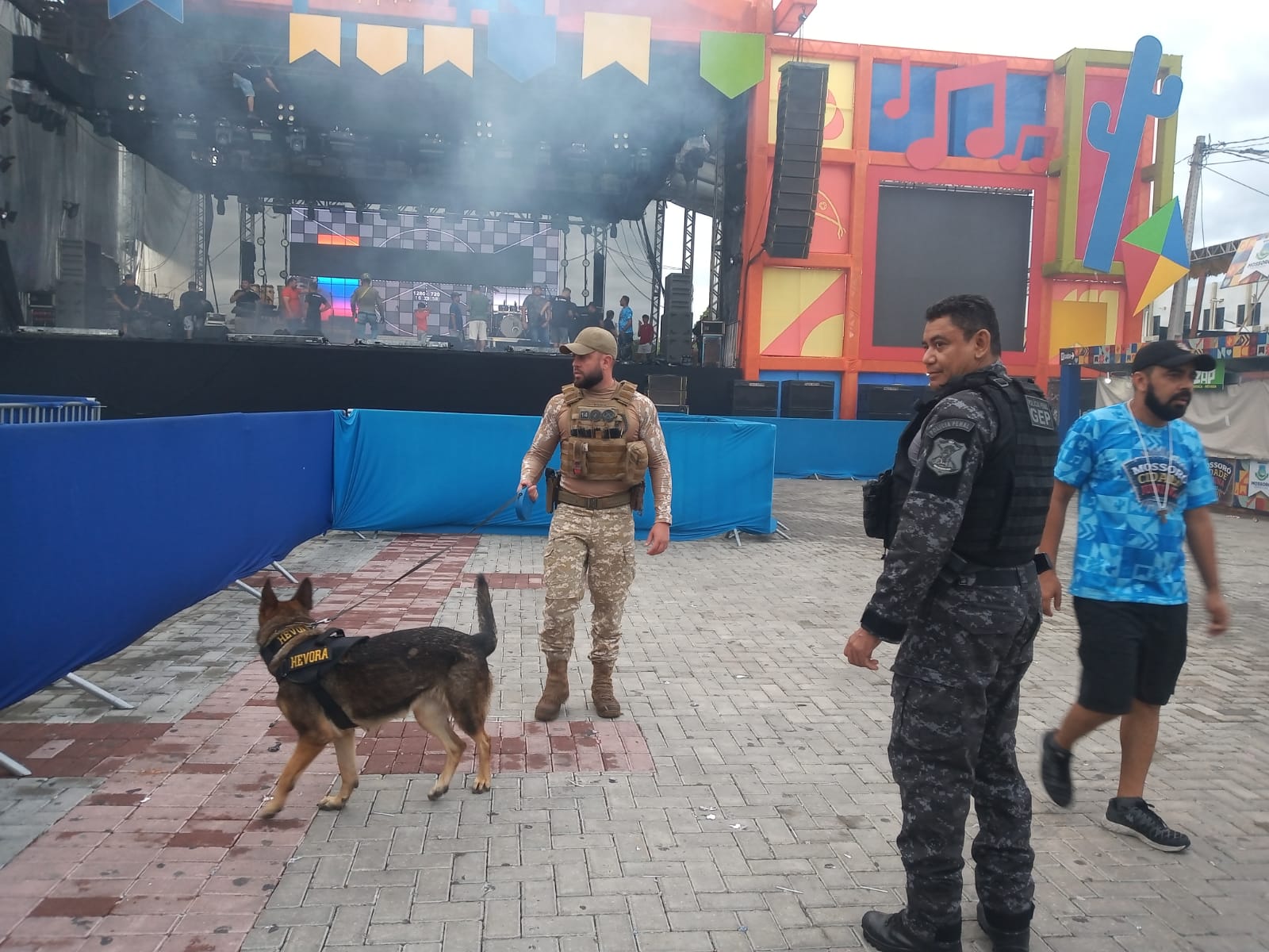 Cães farejadores fazem varredura antes do início dos shows na Estação das Artes