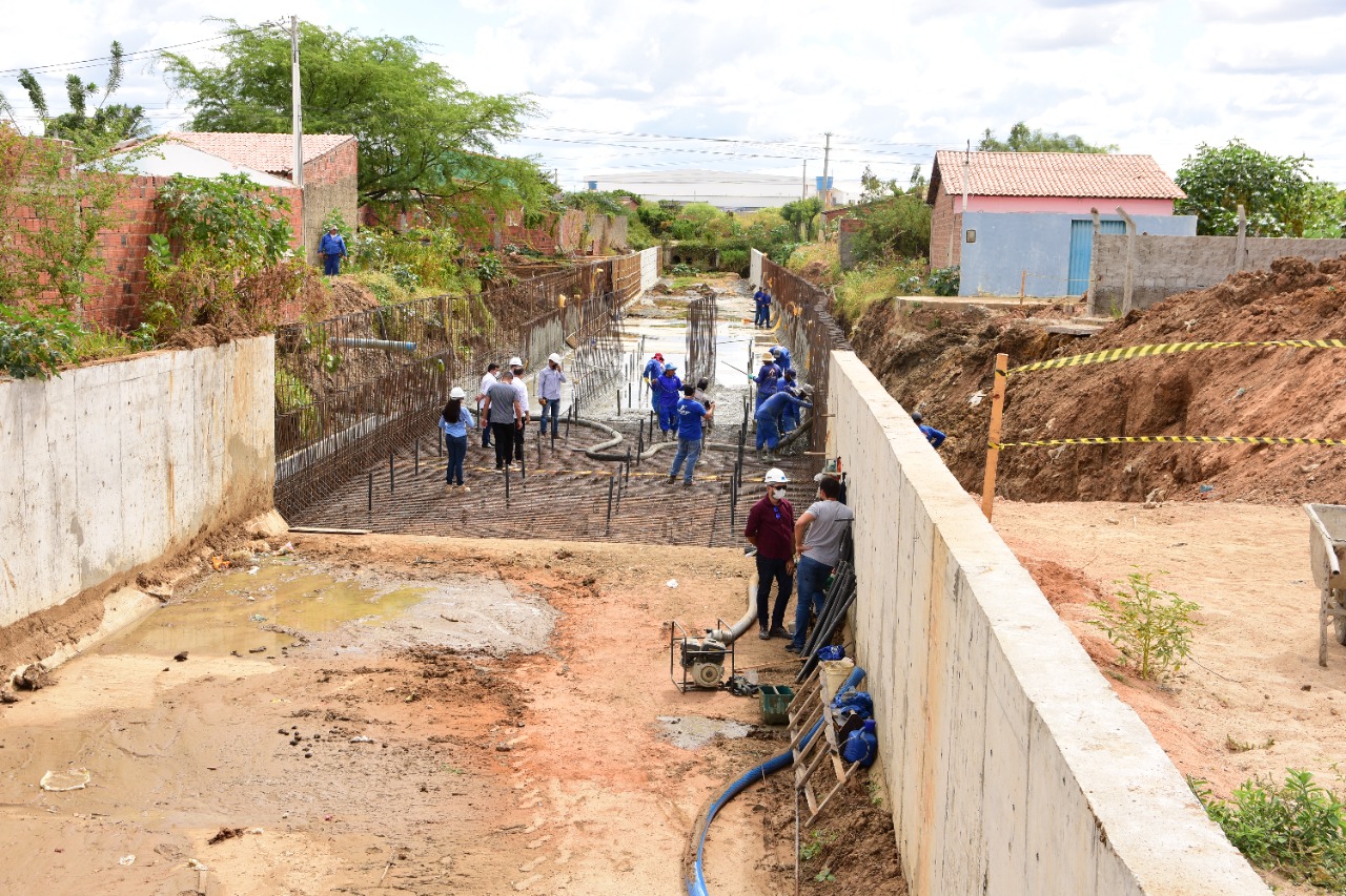 Prefeitura avança nas obras de construção do Canal do Santa Helena com concretagem de trecho