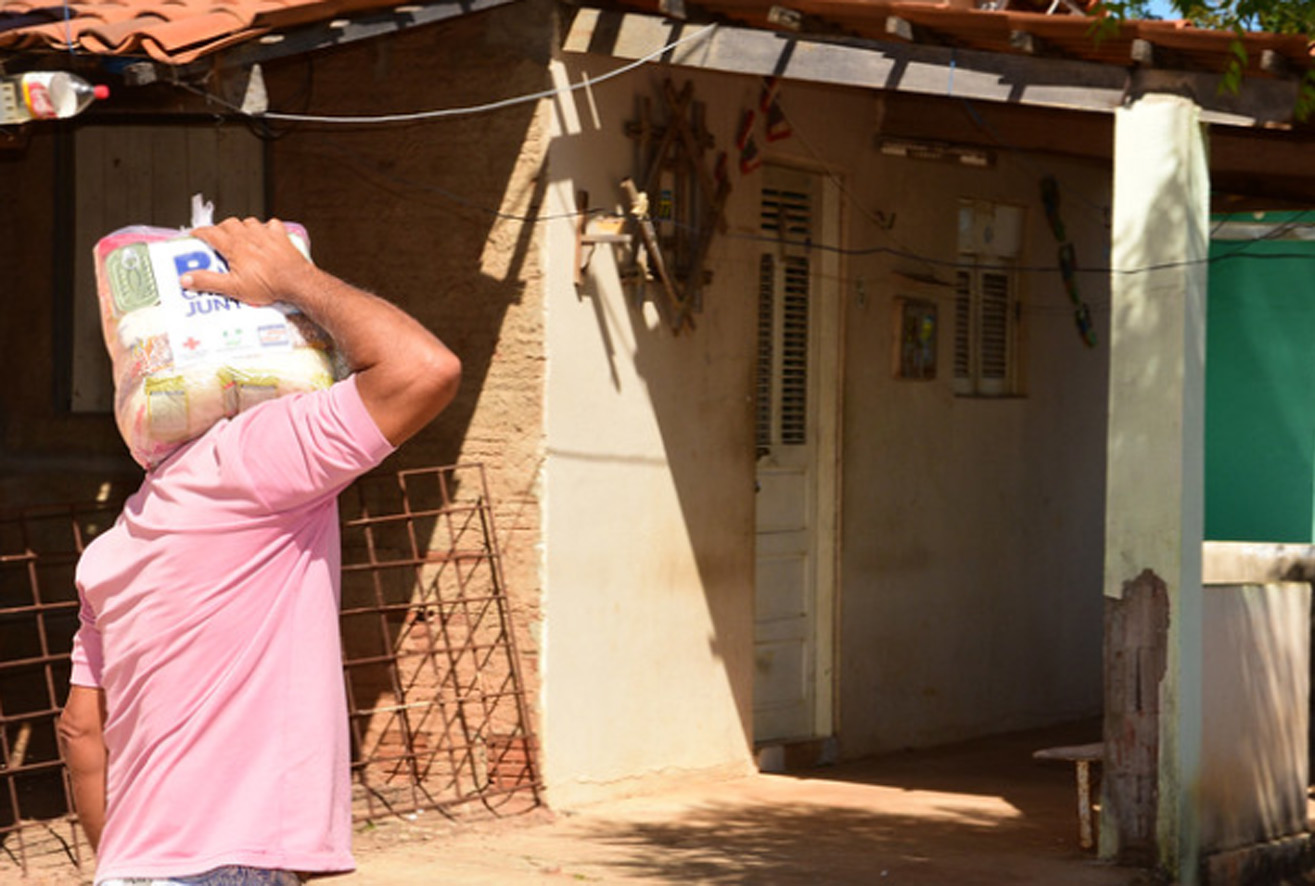 Cem famílias do polo Jucuri recebem complementação alimentar