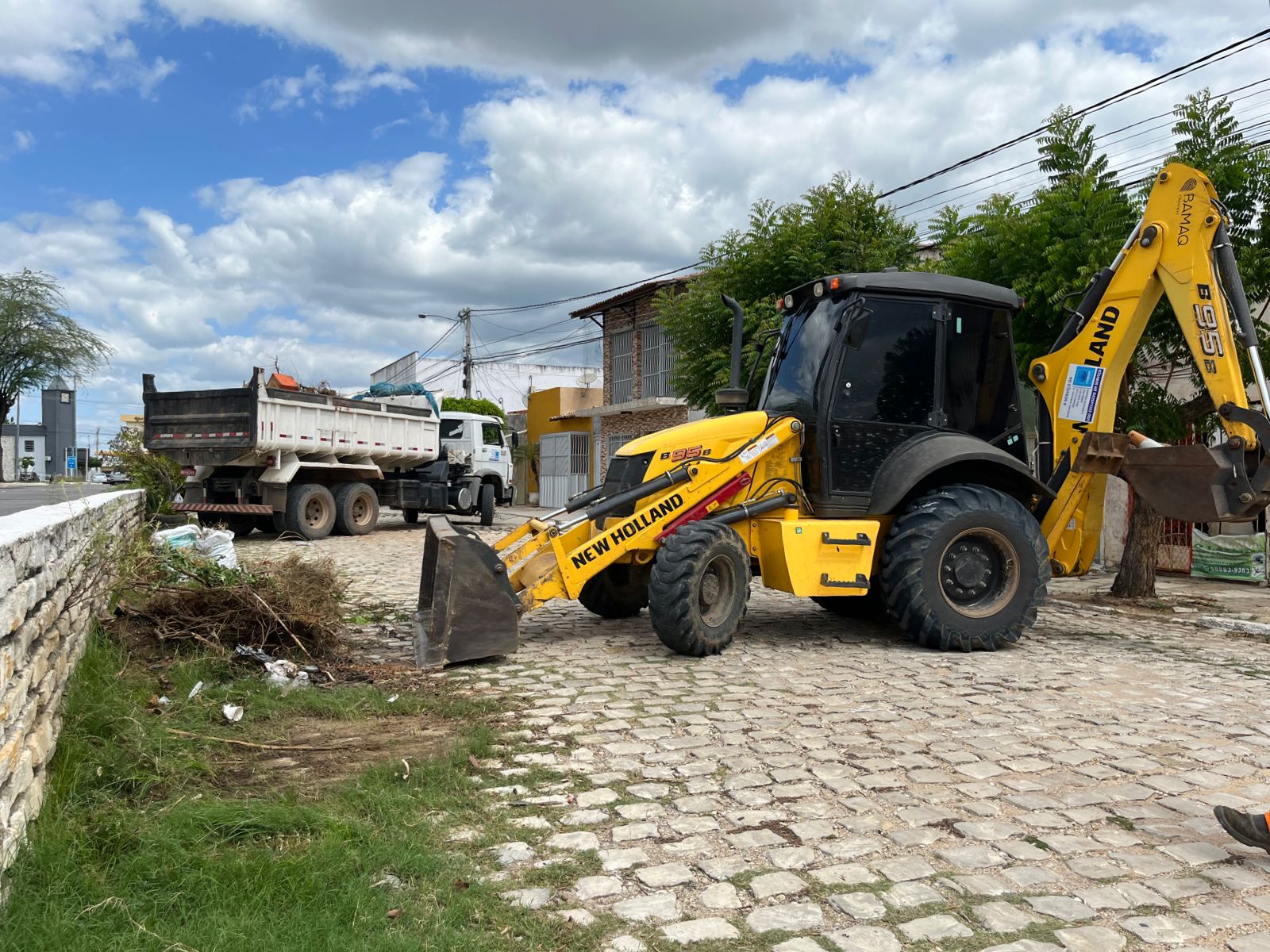 Prefeitura segue com limpeza urbana por várias regiões da cidade