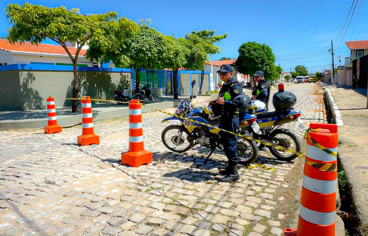 Sesdem orienta sobre vias alternativas durante adição de asfalto na rua Vicente Leite