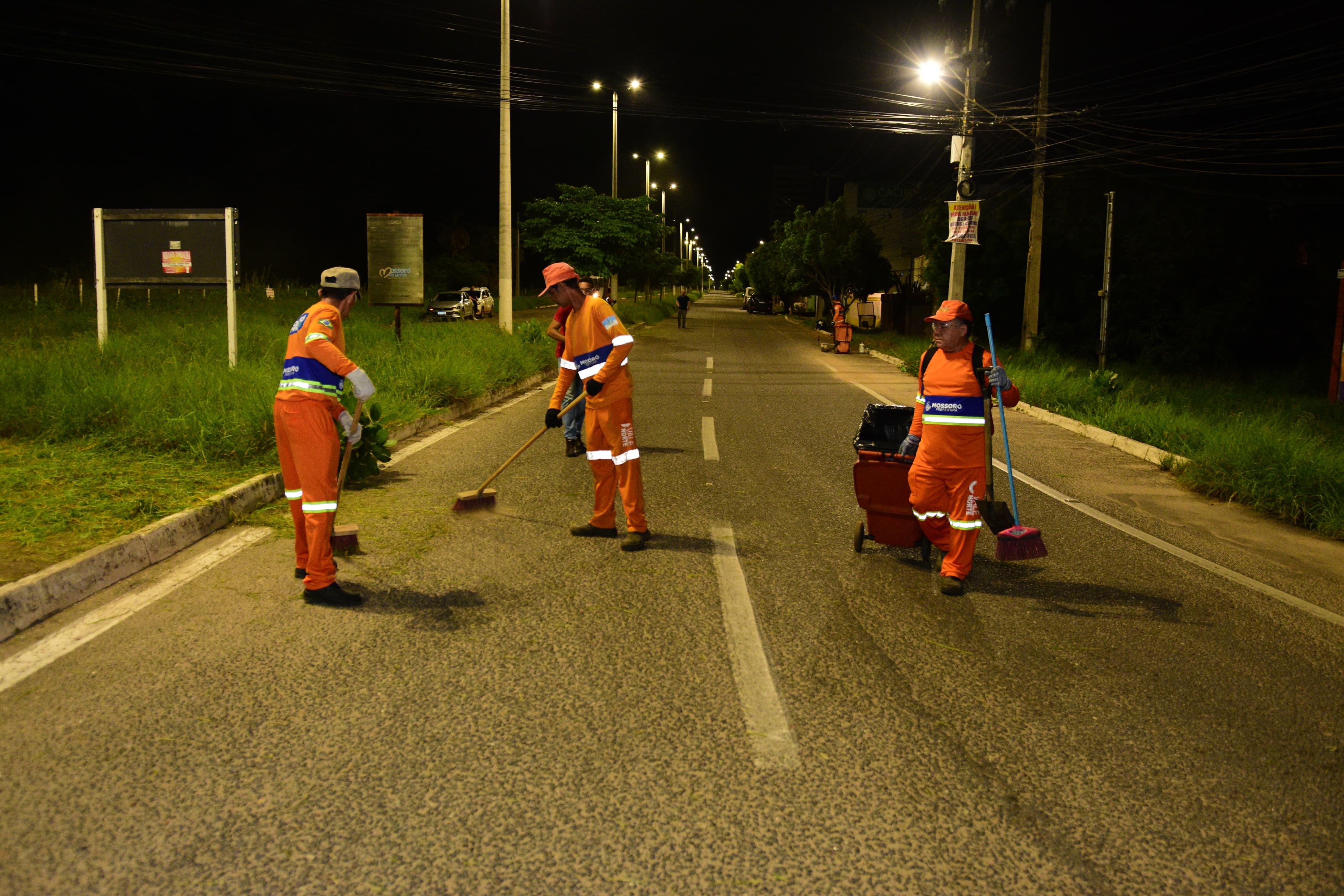 Programa "Mossoró Limpa" trabalha com mutirão 24 horas com o madrugão da limpeza