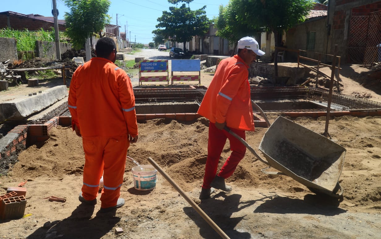 Prefeitura de Mossoró realiza obra de drenagem no bairro Barrocas