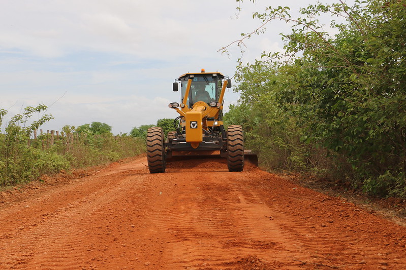 Prefeitura de Mossoró realiza serviço de manutenção de estrada no polo da RN 117