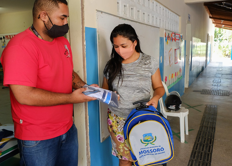 Secretaria de Educação distribui fardamento e mochilas para alunos da rede municipal