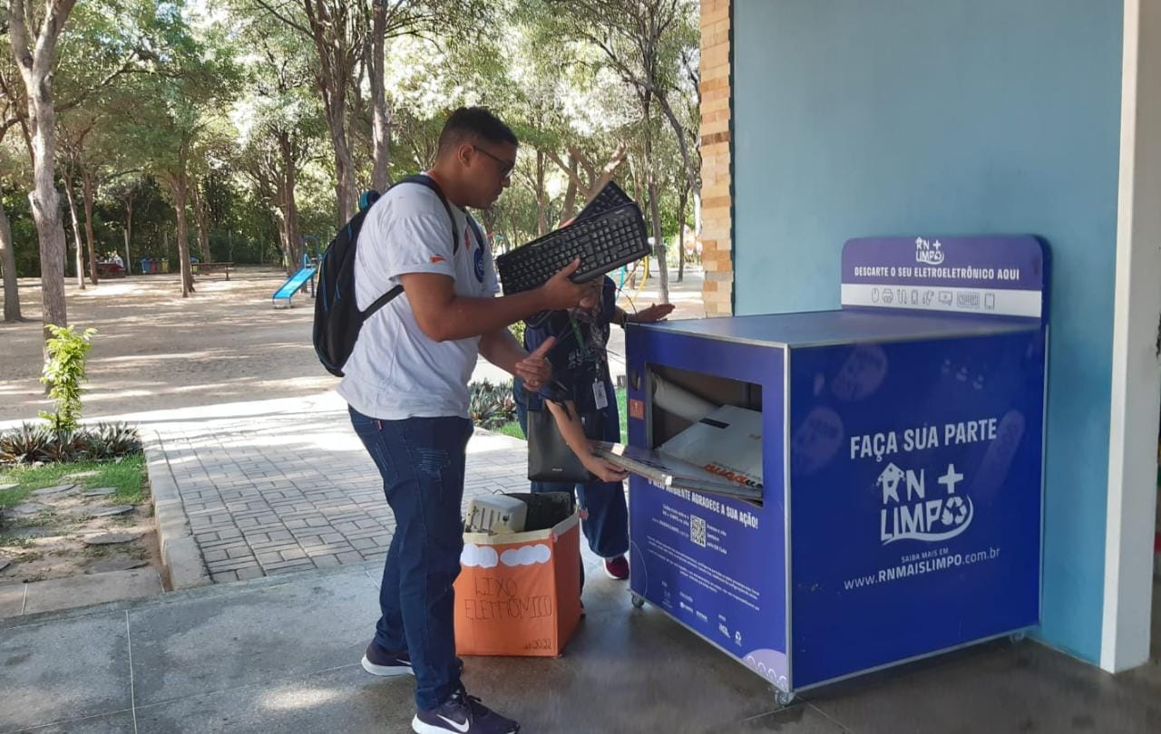 Alunos do Senac realizam descarte de materiais em coletor instalado no Parque Municipal