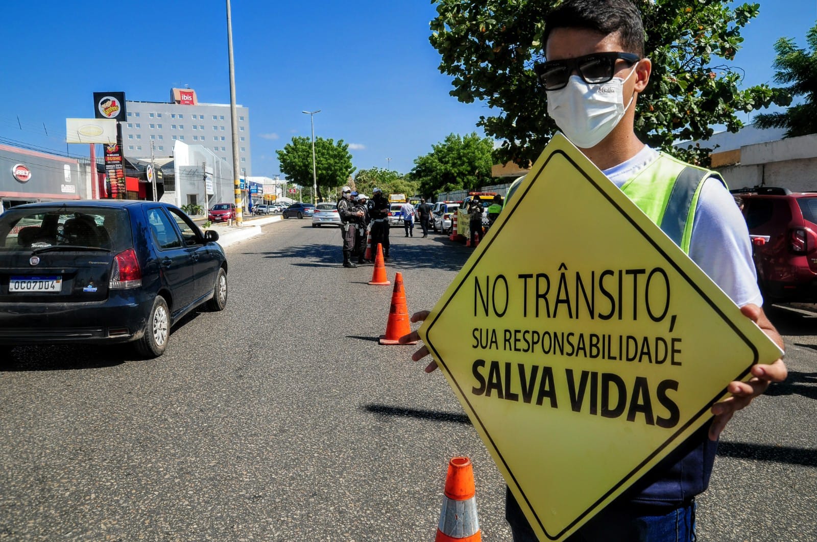 Blitze educativas promovem conscientização sobre condução segura