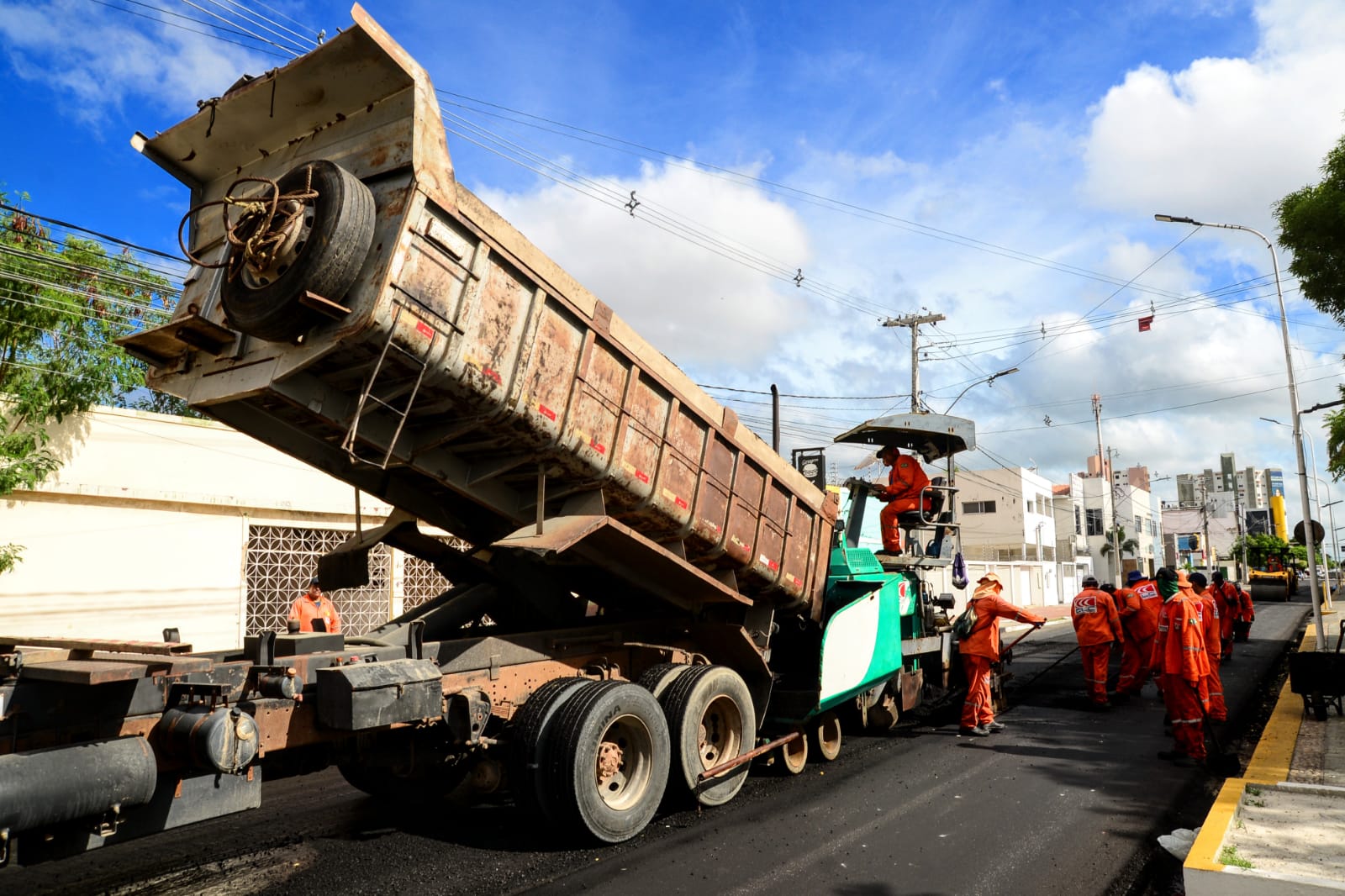 Obra de capeamento asfáltico na avenida Rio Branco está em fase de conclusão