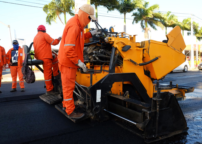 Trecho da Avenida Leste-Oeste recebe recomposição asfáltica