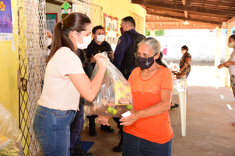 Famílias assistidas pelo CRAS Quixabeirinha recebem kits de alimentos da agricultura familiar