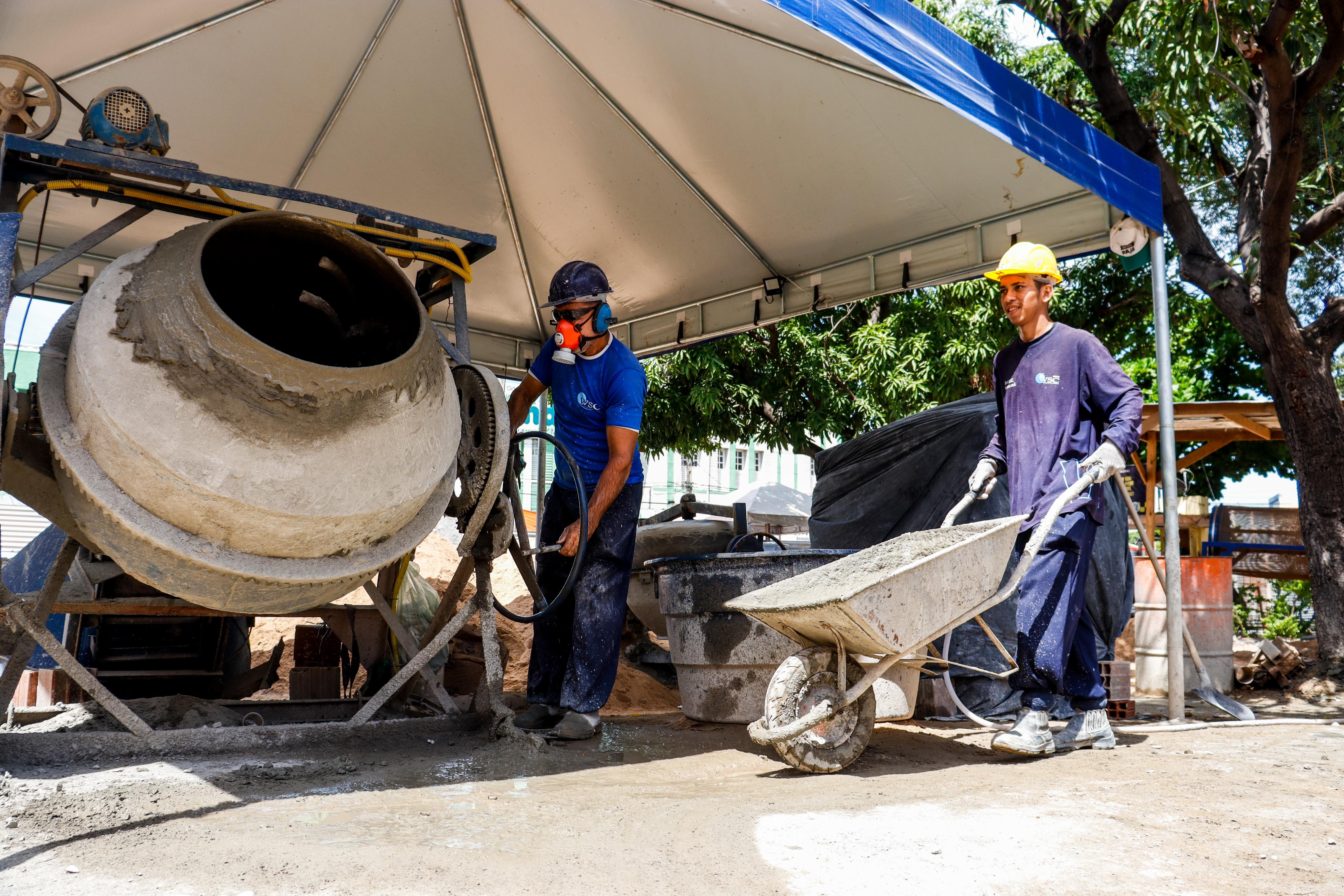 Equipe técnica da Prefeitura de Mossoró acompanha andamento de obras do Centro Comercial