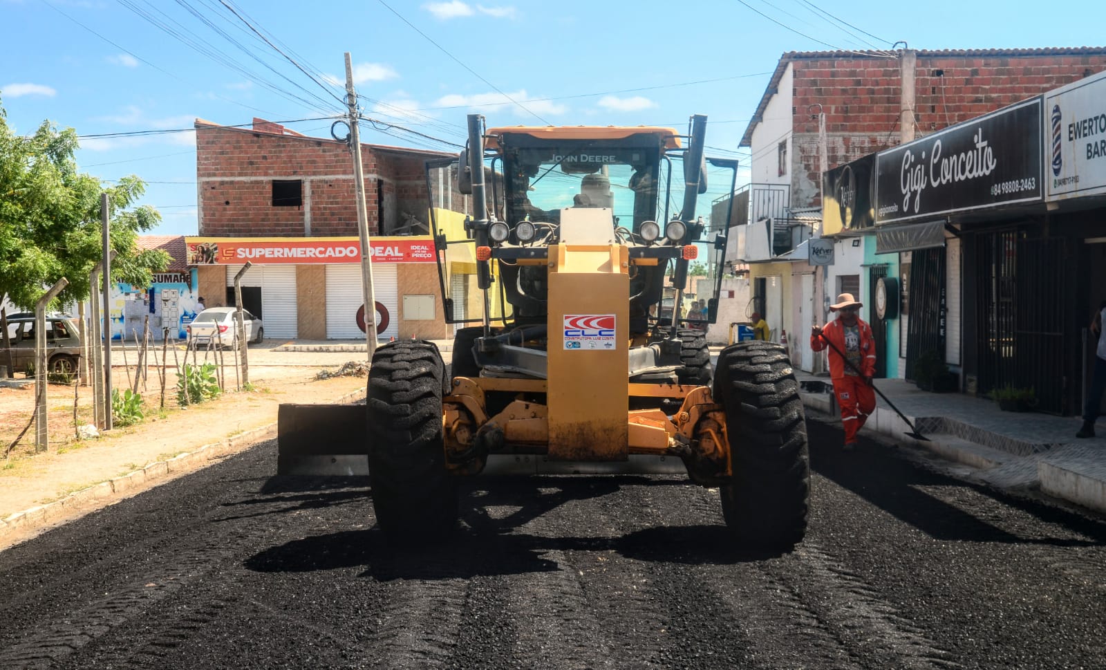 Rua Manoel Amâncio Rebouças Neto recebe pavimentação asfáltica