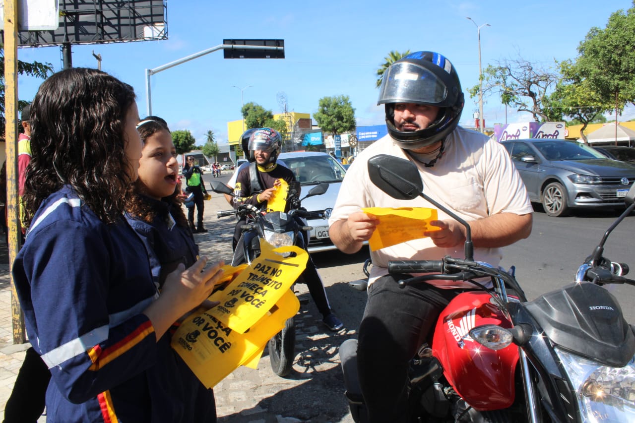 Blitz educativa dá início às atividades do “Maio Amarelo”