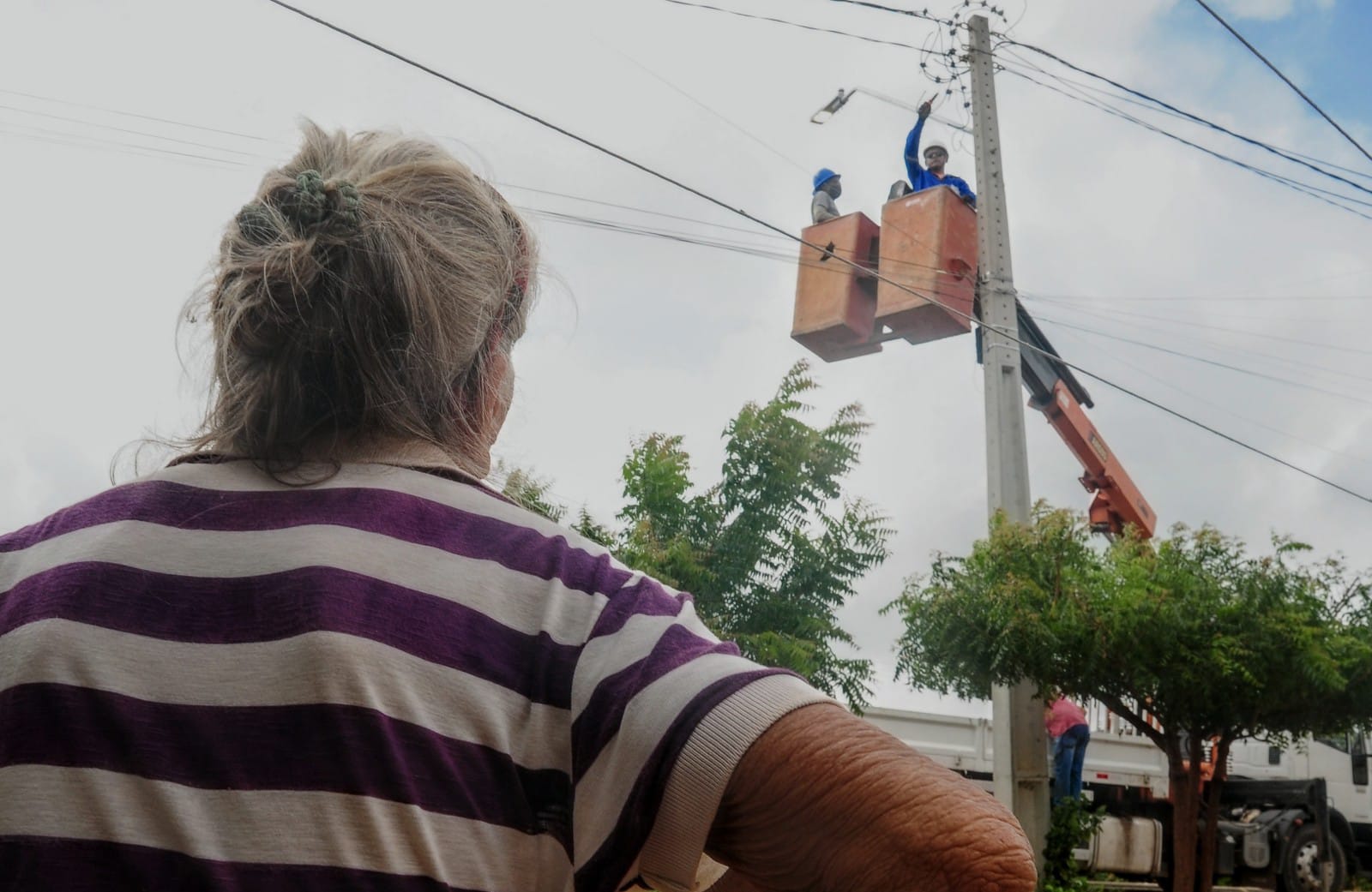 Moradores do Forno Velho destacam benefícios da instalação das lâmpadas de LED