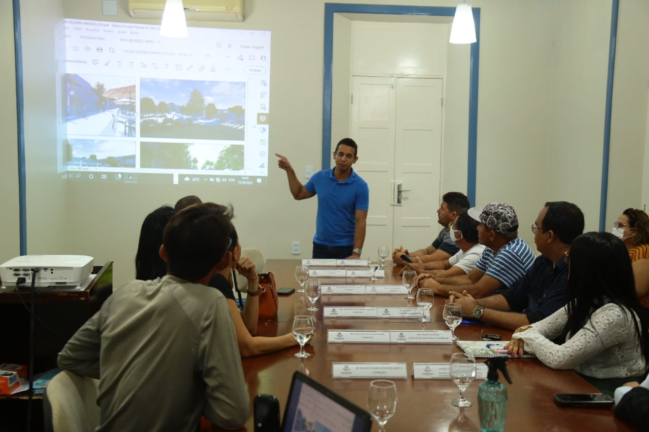 Prefeitura apresenta a vendedores ambulantes projeto que organiza pontos comerciais