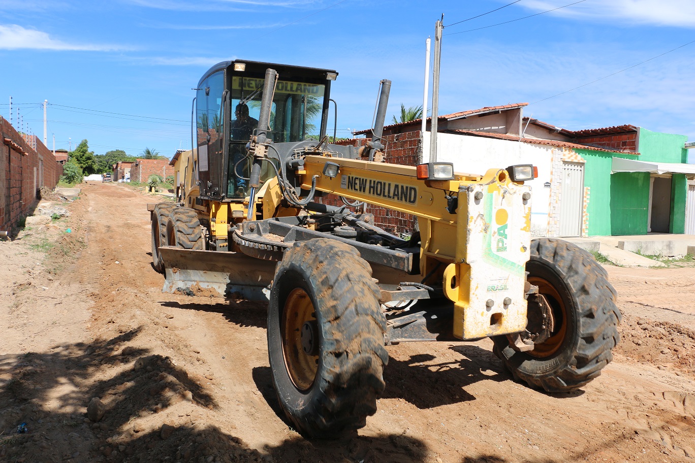 Secretaria de Infraestrutura realiza terraplanagem em ruas do Conjunto Novo