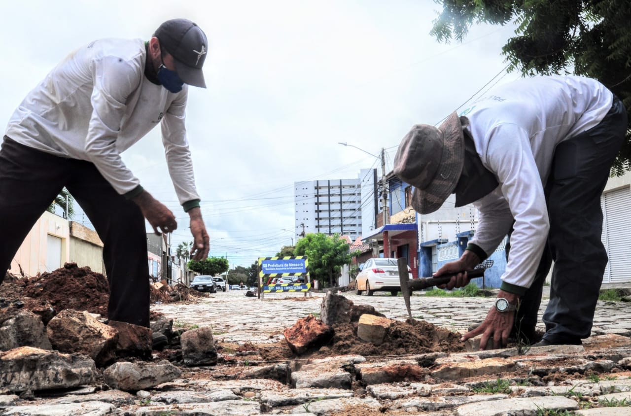 Operação tapa-buracos chega ao bairro Doze Anos